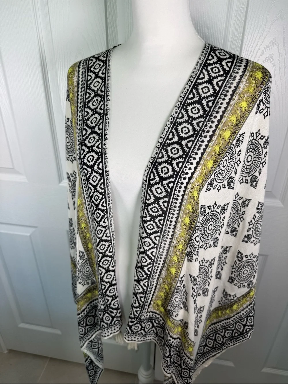 Vince Camuto Black Ivory Medallion Tassel Shawl Wrap Boho Resort Festival OS✨